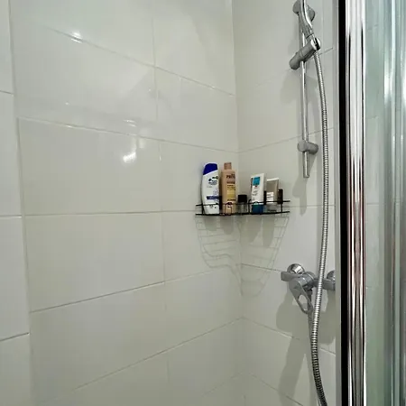 Апартаменты Private Next To Train B Кашан